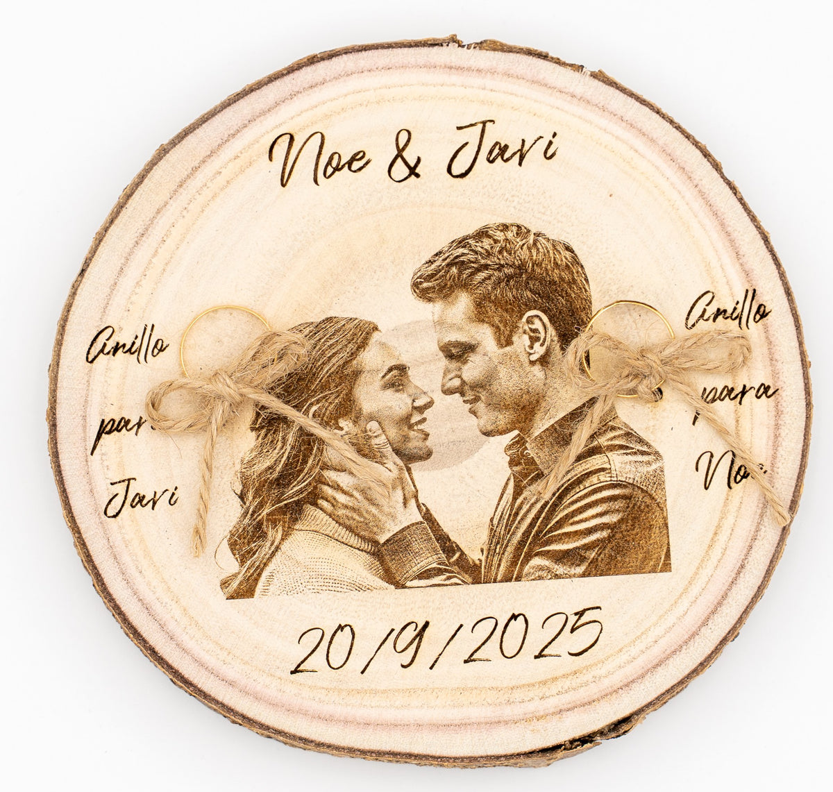 Retrato de una pareja grabado con láser en una rodaja de madera