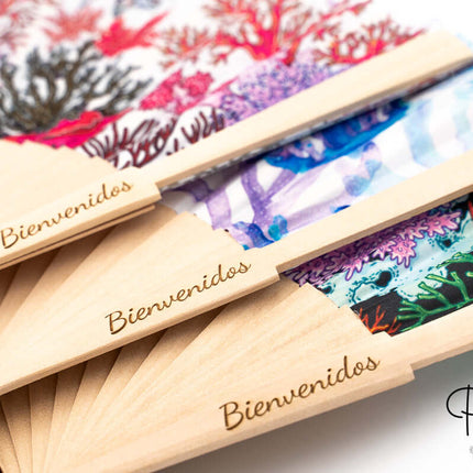 abanicos_de_madera_y_tela_estampados_coral