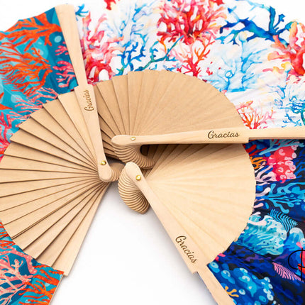 abanicos_de_madera_y_tela_estampados_coral