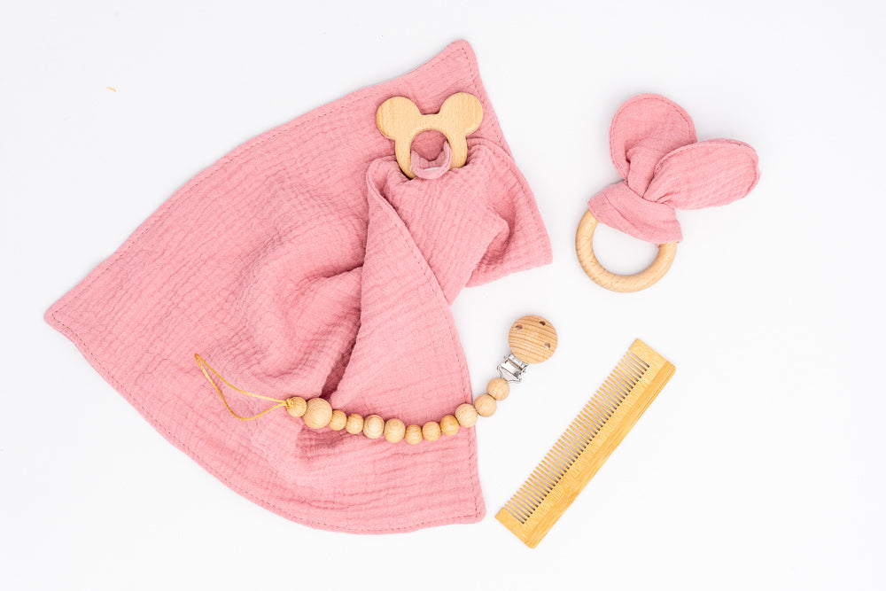 Conjunto Muselina, Chupetero, Mordedor y Peine Rosa