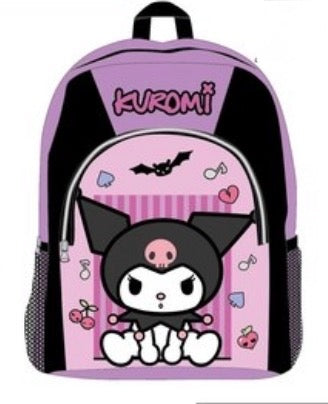 Mochila escolar de Kuromi en color lila y negro con bolsillos laterales de malla y tirantes acolchados.