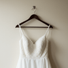 Más Allá del Vestido: La Importancia de Elegir la Percha Perfecta para el Día de tu Boda