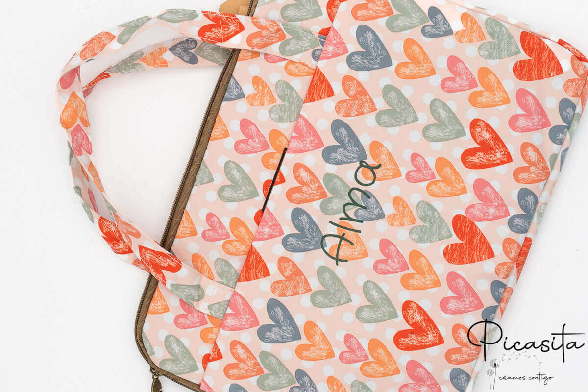 Funda acolchada personalizada con diseño de corazones y flores para MacBook e iPad