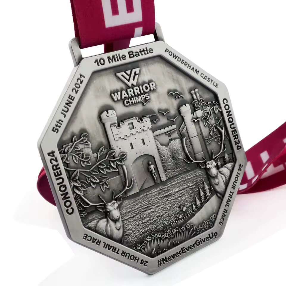 Medalla de metal de forma irregular con relieve tridimensional y acabado envejecido
