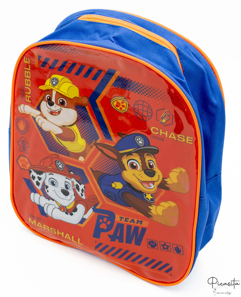 Mochila roja y azul con ilustraciones frontales de Chase, Marshall y Rubble de la Patrulla Canina.