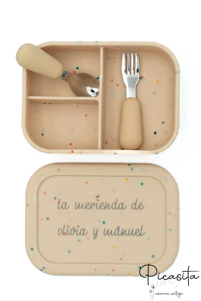 Tupper de silicona XL color tierra personalizado con nombre y grabado de animalito junto a cubiertos infantiles