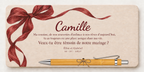 Placa impresa a color con un lazo burdeos, el nombre Camille y bolígrafo de bambú