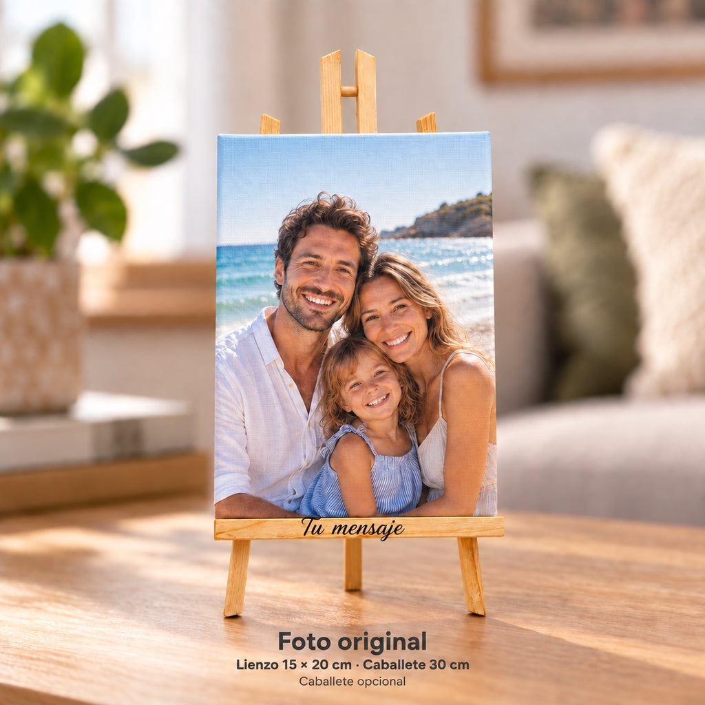 Foto familiar impresa en tela de 15 × 20 cm sobre un cavallet de 30 cm amb un missatge gravat a la travessera