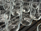 Varios vasos de cristal con el logotipo de Automobili Lamborghini grabado mediante láser de alta precisión.