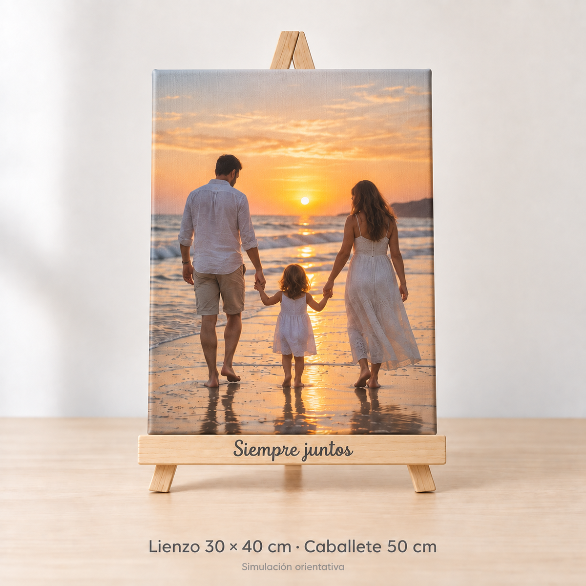Simulación orientativa: foto en lienzo 30 × 40 cm con caballete genérico de madera de 50 cm