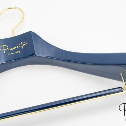 Bunte Kleiderbügel für Boutique