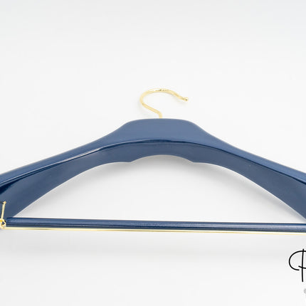 Bunte Kleiderbügel für Boutique