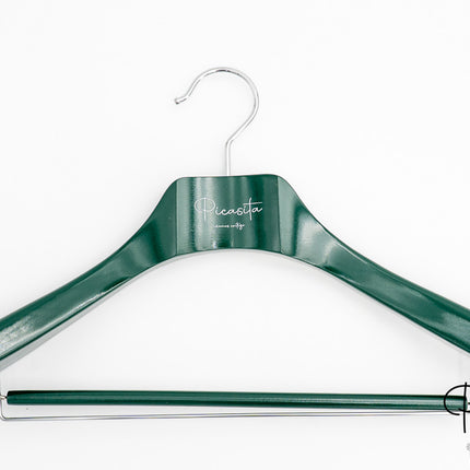 Bunte Kleiderbügel für Boutique