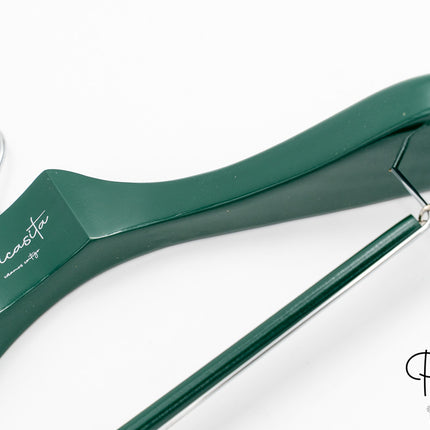 Bunte Kleiderbügel für Boutique