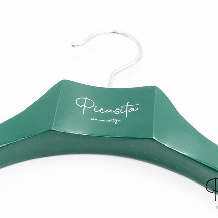 Bunte Kleiderbügel für Boutique