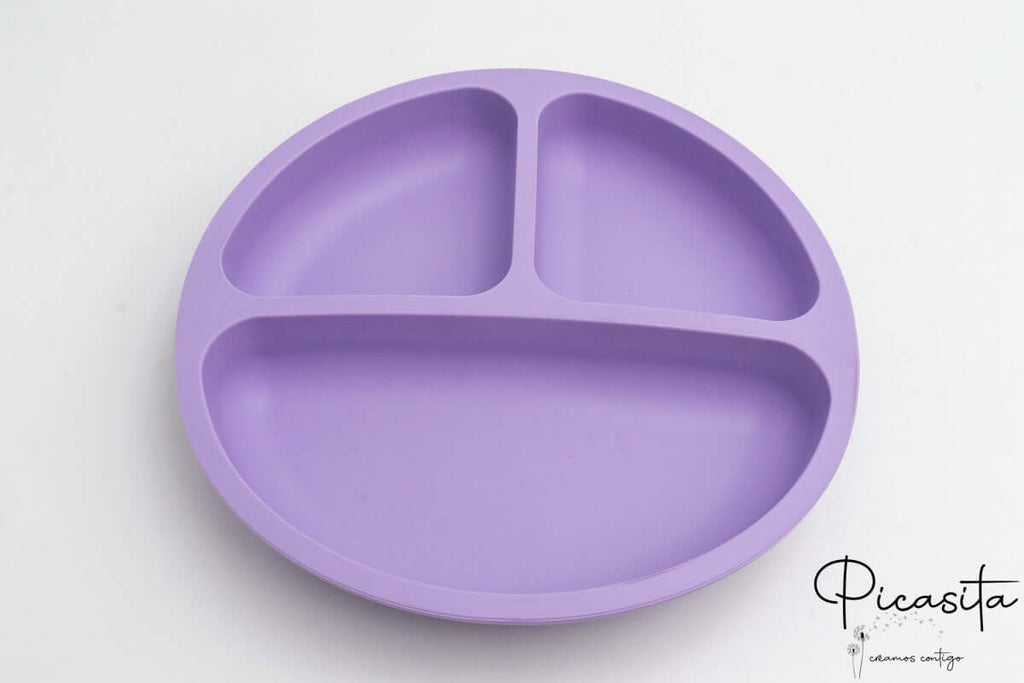 Plato de silicona color lila con tres divisiones para alimentación complementaria.