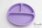 Plato de silicona color lila con tres divisiones para alimentación complementaria.