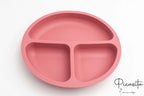 Plato con compartimentos en color rosa oscuro fabricado en silicona flexible.