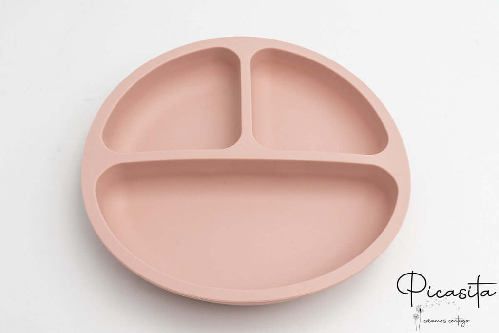 Plato de silicona en tono rosa palo con tres compartimentos para bebés.
