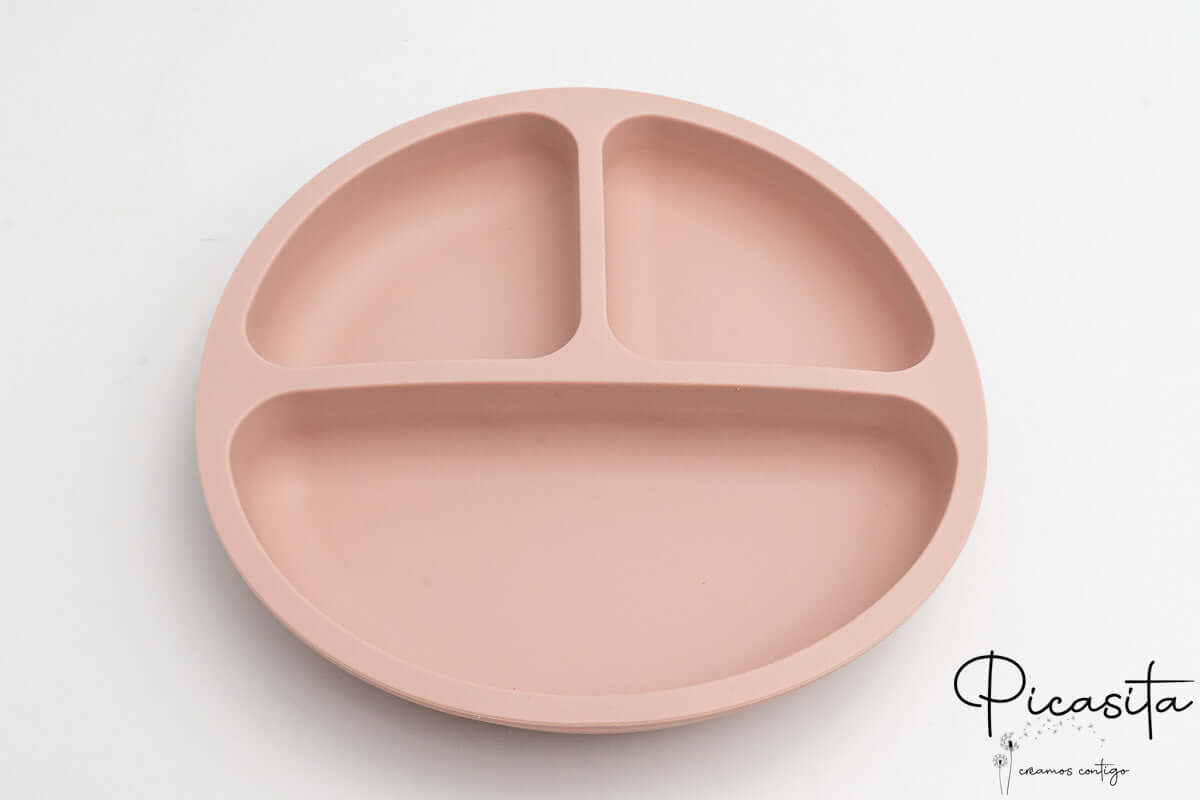 Plato de silicona en tono rosa palo con tres compartimentos para bebés.