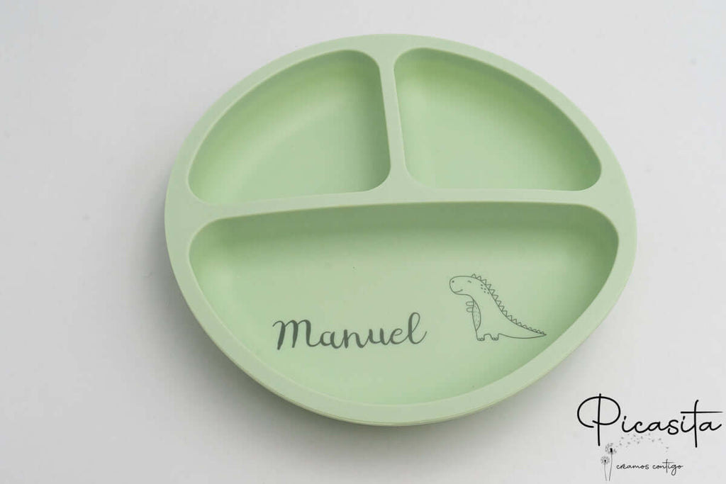Plato verde personalizado con nombre Manuel y dibujo de dinosaurio mediante láser.