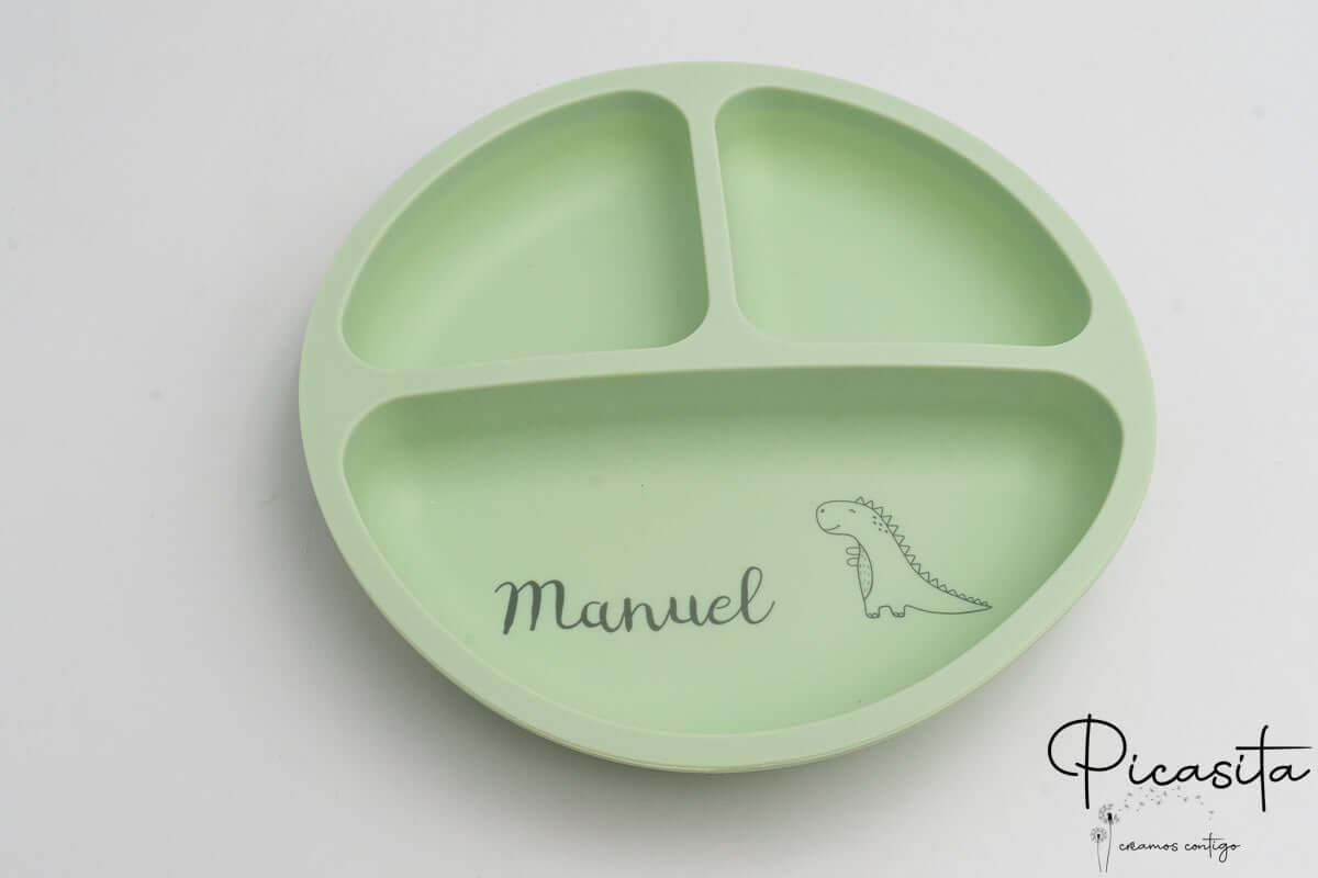 Plato verde personalizado con nombre Manuel y dibujo de dinosaurio mediante láser.