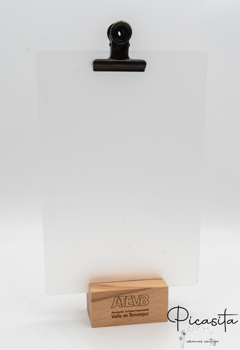 Suport de sobretaula amb base de fusta de faig, plaques d'acrílic transparent i pinça metàl·lica fosca.