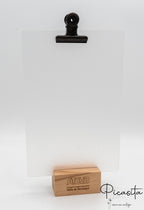 Suport de sobretaula amb base de fusta de faig, plaques d'acrílic transparent i pinça metàl·lica fosca.