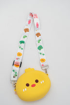 Bolso de silicona amarillo con forma de pollito y detalles faciales sencillos.