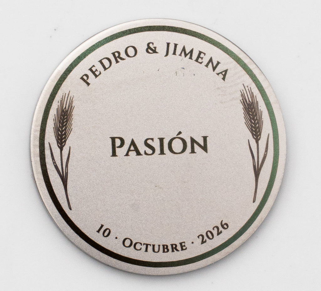 Moneda de boda con diseño de espigas de trigo y nombres personalizados grabados.