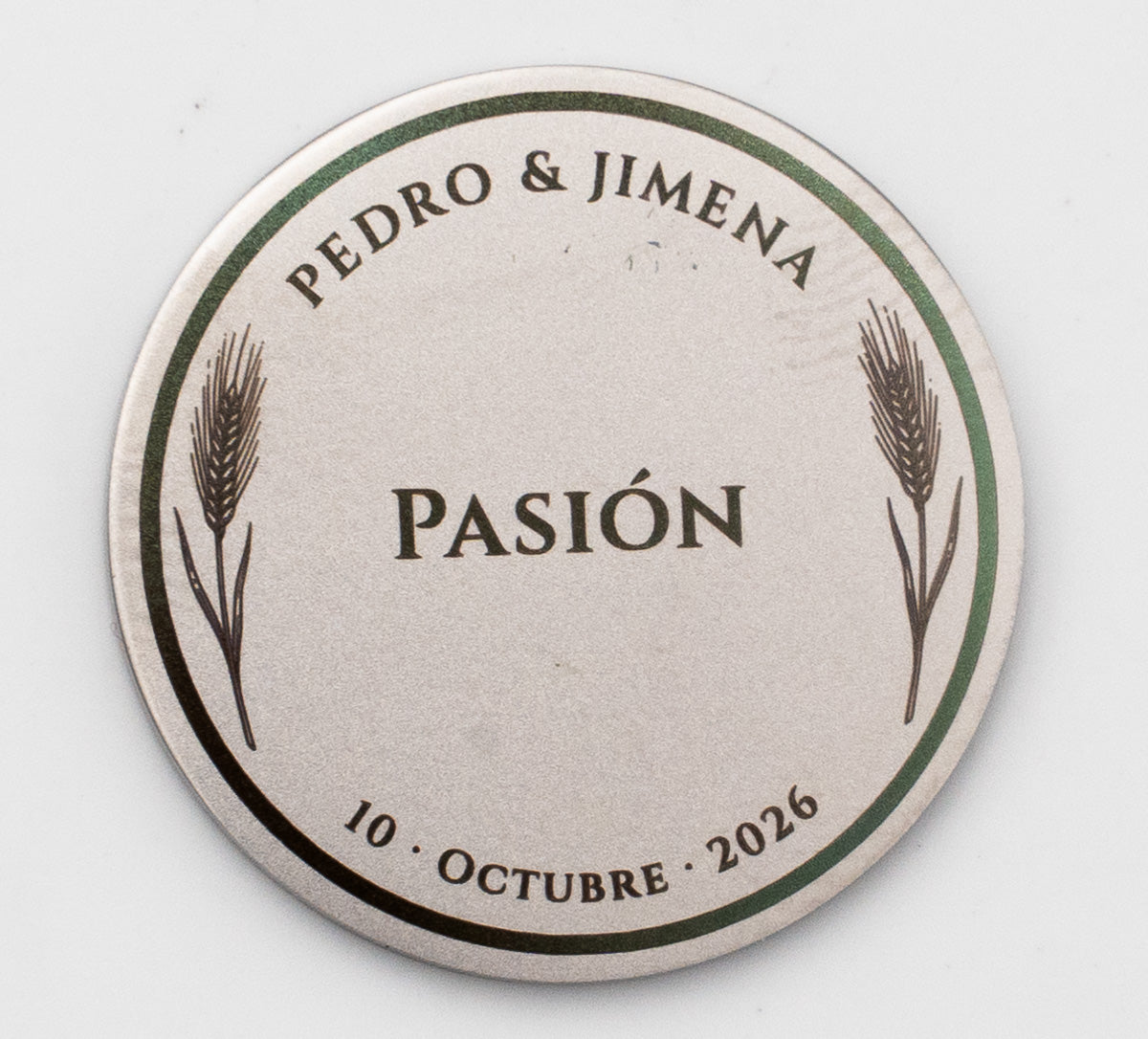 Moneda de boda con diseño de espigas de trigo y nombres personalizados grabados.