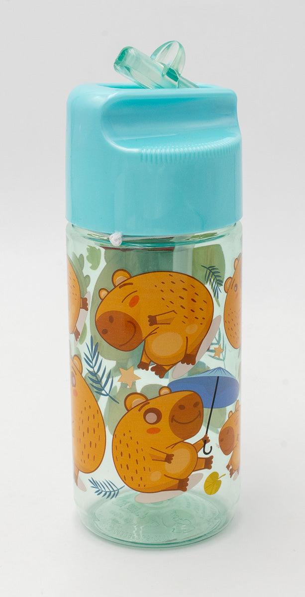 Botella transparente de polipropileno con dibujos de capibaras y tapón azul con boquilla abatible.