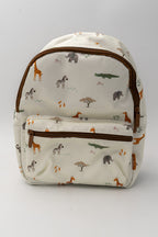 Mochila infantil blanca vista de frente con animales, detalles marrones y bolsillo exterior con cremallera