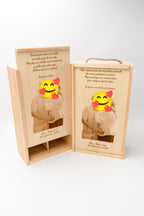 Dos cajas de botellas personalizadas de madera con fotografías, dedicatorias y fecha grabadas