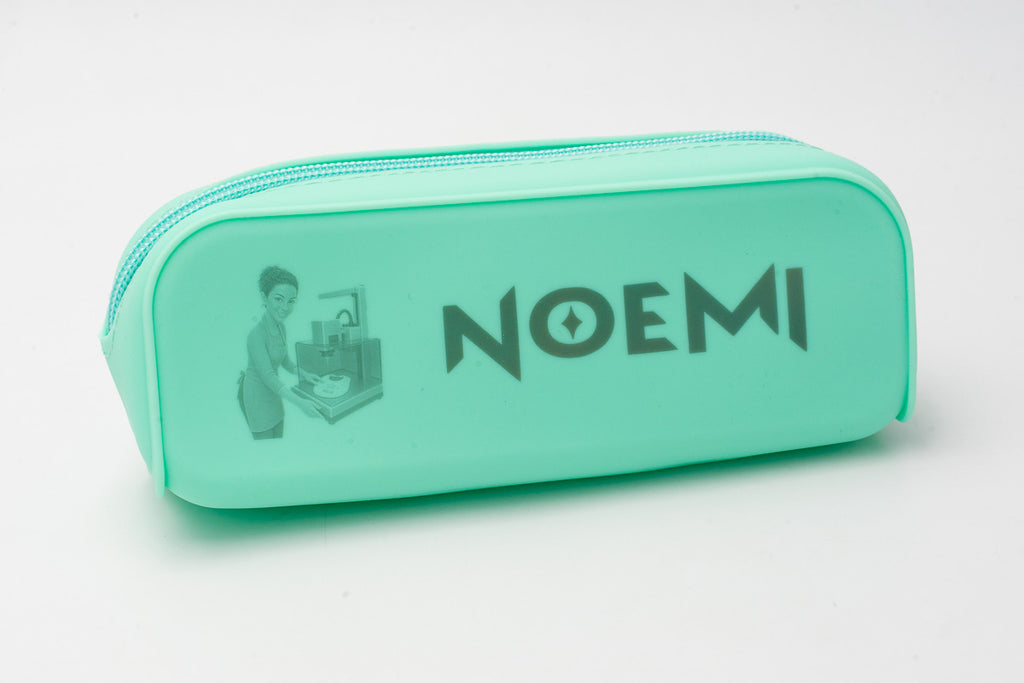 Estuche de silicona verde con nombre Noemi e imagen personalizada grabados