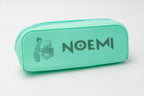 Estuche de silicona verde con nombre Noemi e imagen personalizada grabados