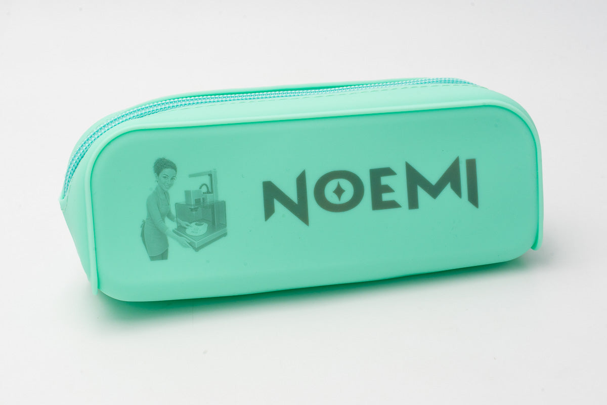 Estuche de silicona verde con nombre Noemi e imagen personalizada grabados