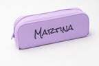 Estuche de silicona personalizado morado con nombre Martina en grabado monocromo