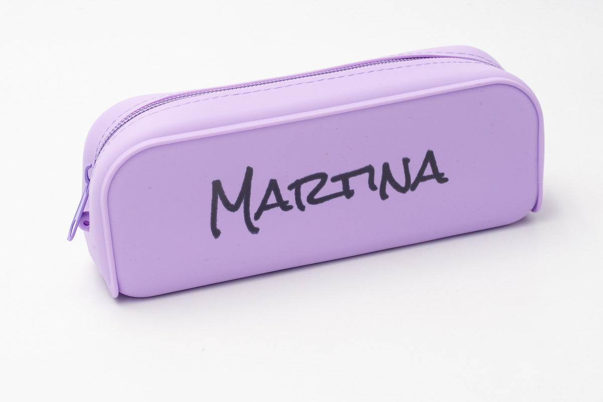 Estuche de silicona personalizado morado con nombre Martina en grabado monocromo