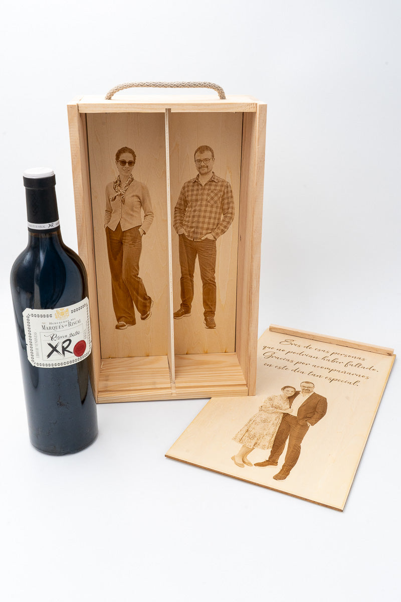 Caja de vino personalizada para dos botellas abierta con grabados interiores y tapa con foto y texto