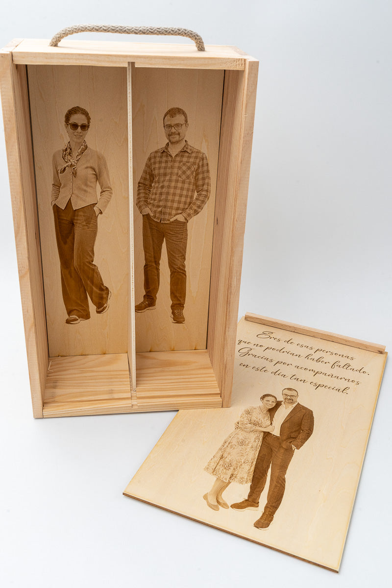 Caja de vino para dos botellas abierta con separador y tapa corredera personalizada