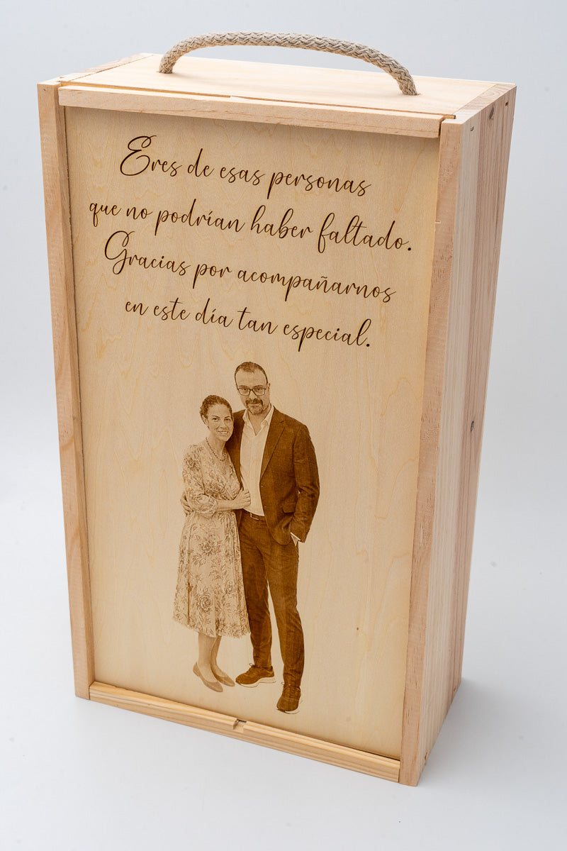 Caja de botellas personalizada cerrada con fotografía y mensaje de boda grabados