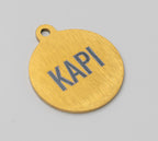 Cara posterior de medalla dorada para perro con el nombre KAPI grabado a láser