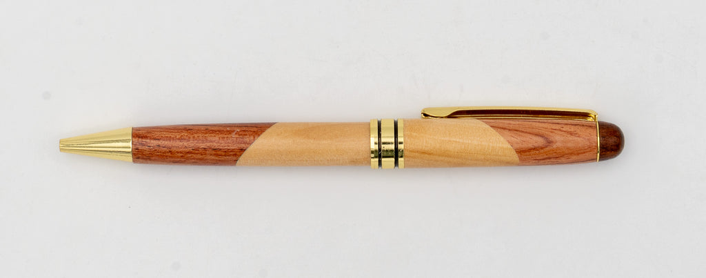 Bolígrafo bicolor de madera clara y oscura con uniones diagonales y detalles dorados.