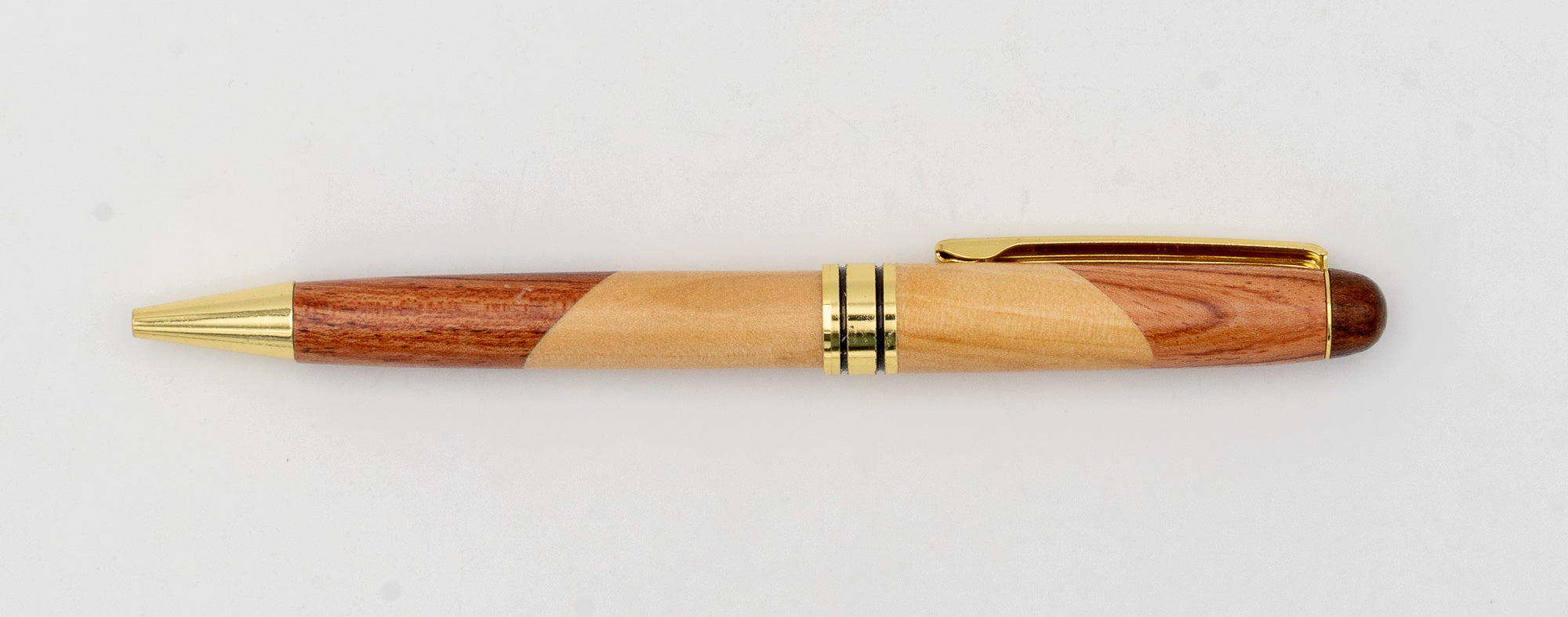 Bolígrafo bicolor de madera clara y oscura con uniones diagonales y detalles dorados.