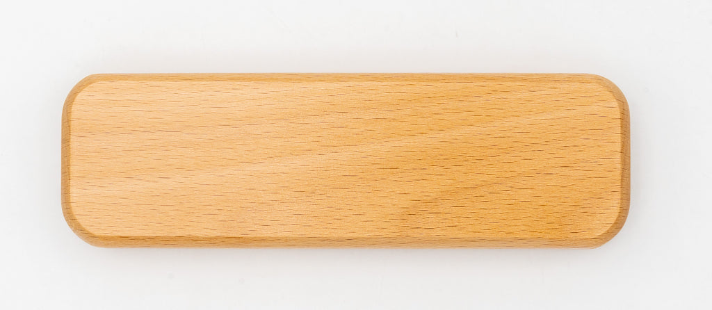 Estuche de madera de haya cerrado, de forma alargada y con esquinas redondeadas.