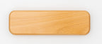 Estuche de madera de haya cerrado, de forma alargada y con esquinas redondeadas.