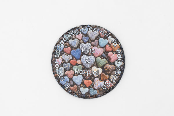Posavasos redondo de pizarra con corazones de colores y nombres personalizados