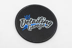 Posavasos redondo negro con logotipo Detailing Garage azul y amarillo.