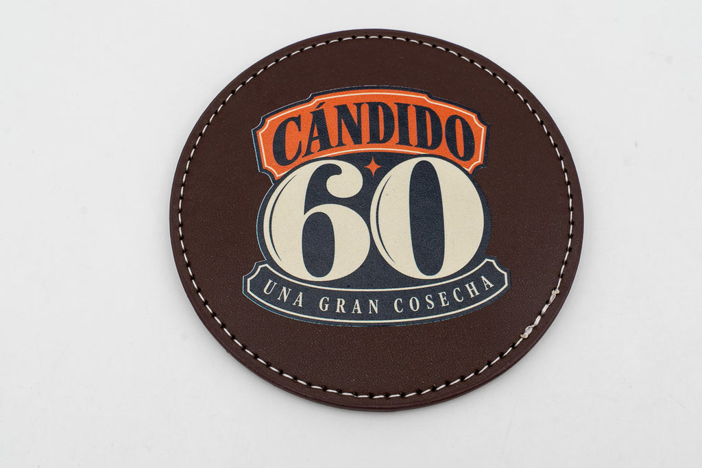 Posavasos redondo marrón con diseño de cumpleaños Cándido 60 a color.
